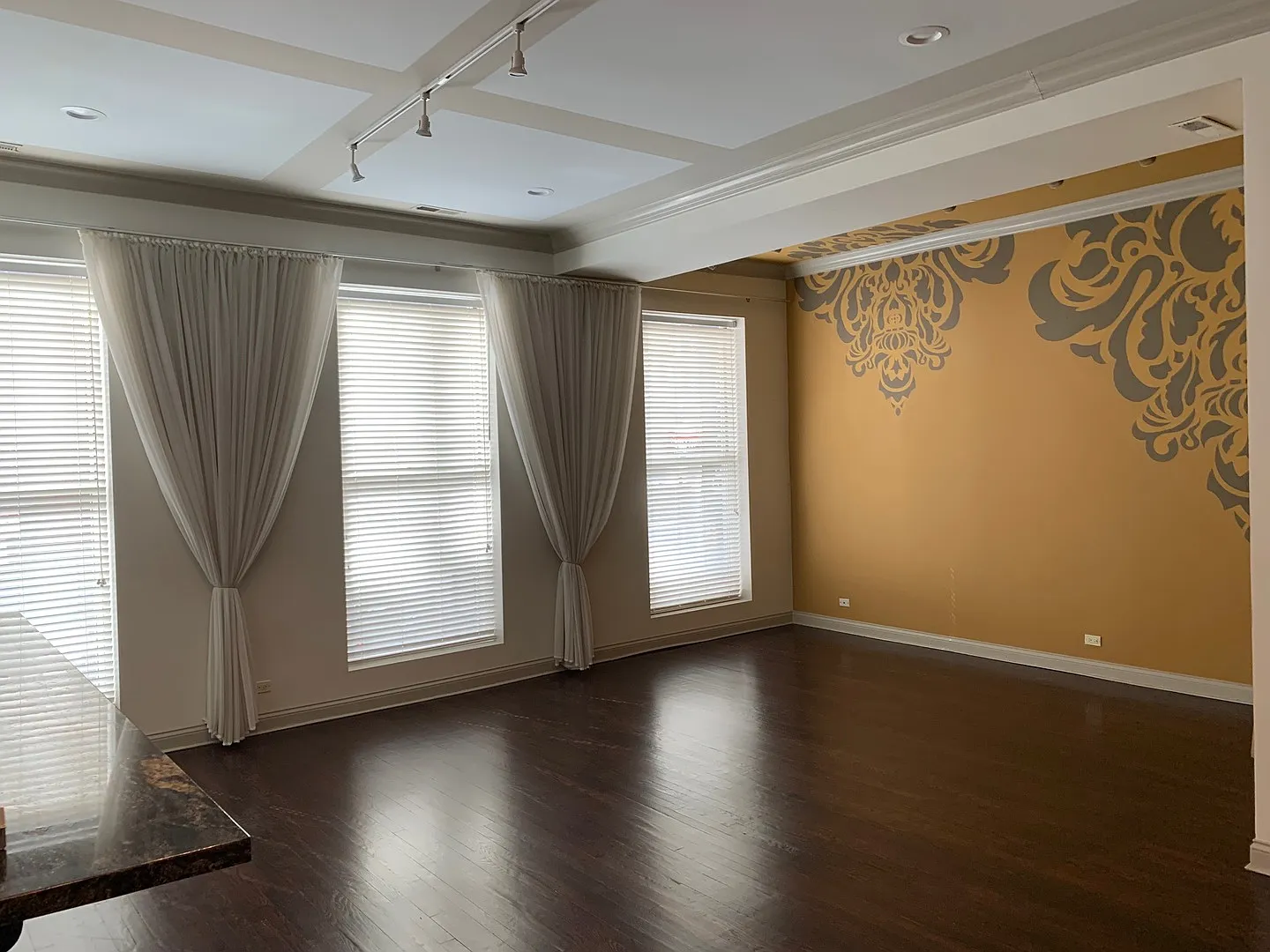 3 bed, 2200 sqft, $5,500 — Photo 4