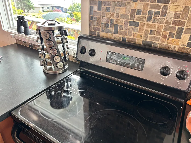 Smoothtop stove, spice rack