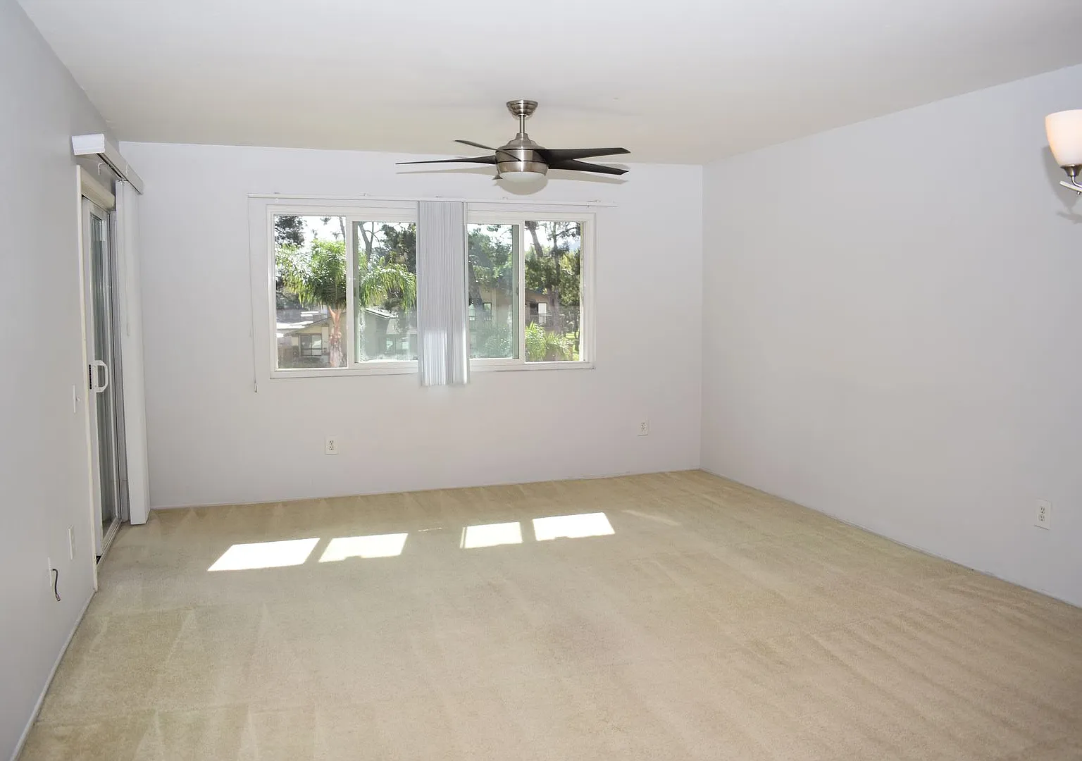 1 Bed 1 Bath Apartment in 92108 with Community Pool — Photo 2