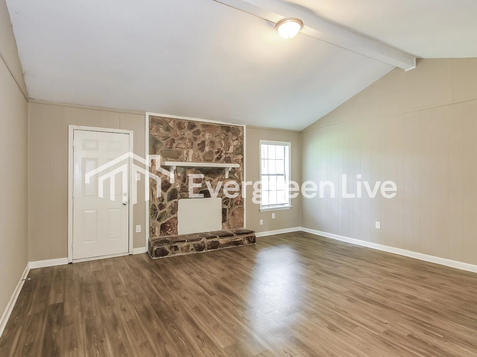 3 bed, 2.0 bath, 1420 sqft, $1,295 — Photo 3