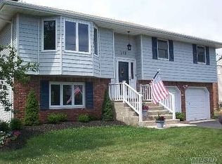 119 Cross Rd, Oakdale, NY 11769