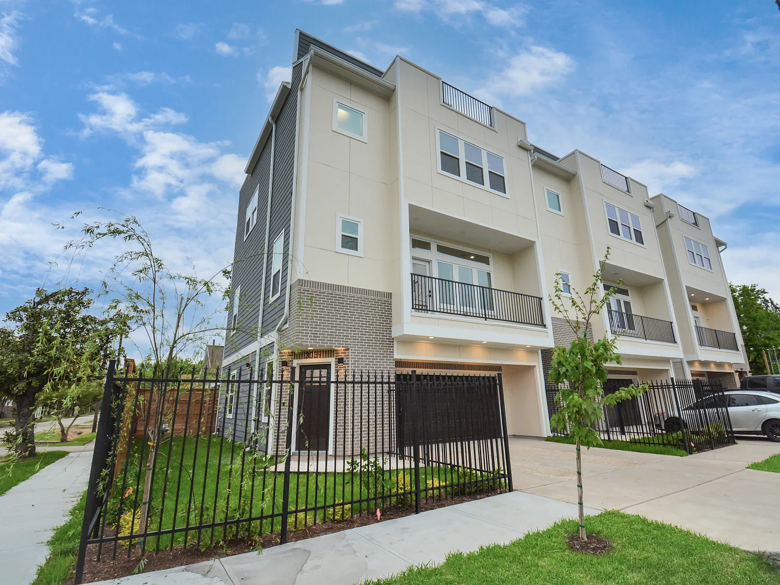 3 bed, 3.5 bath, 2434 sqft, $3,400 — Photo 4