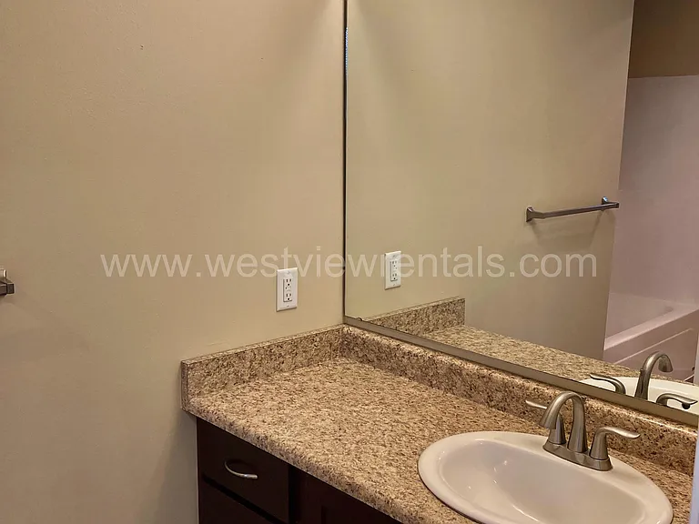 200 E Maple St — Photo 326