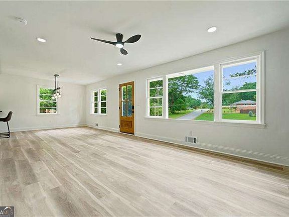 4th image of 2749 Eastfield Rd SE