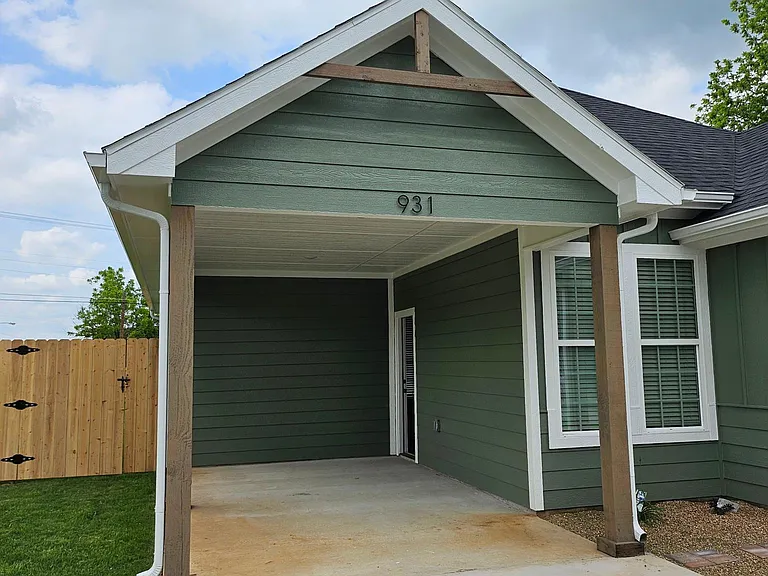 931 W Elm St — Photo 1