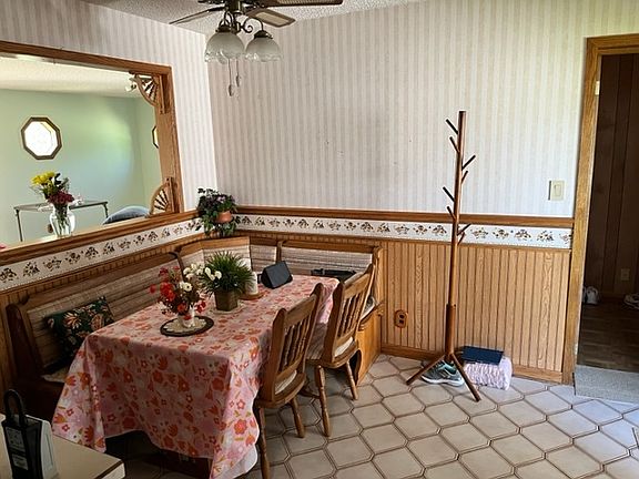 5th image of 222 E Streamwood Blvd