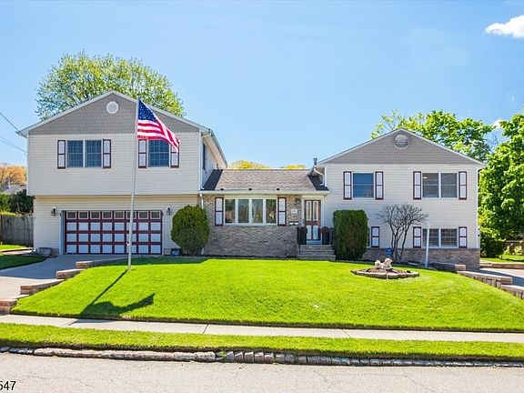 3rd image of 208 Perry St