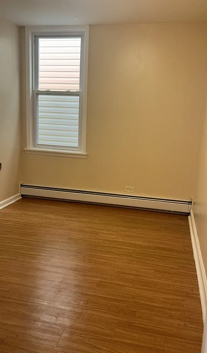 3 bed, 1000 sqft, $2,500 — Photo 3