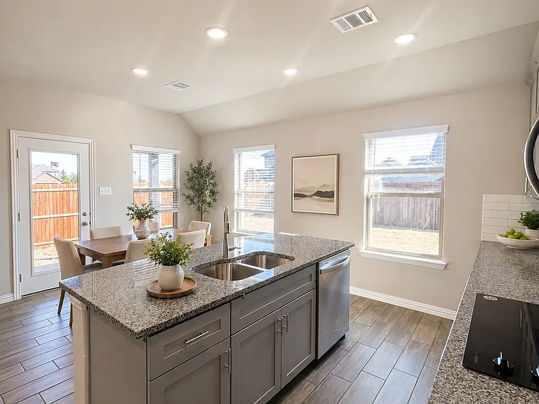 880 Rosebud Trl — Photo 2