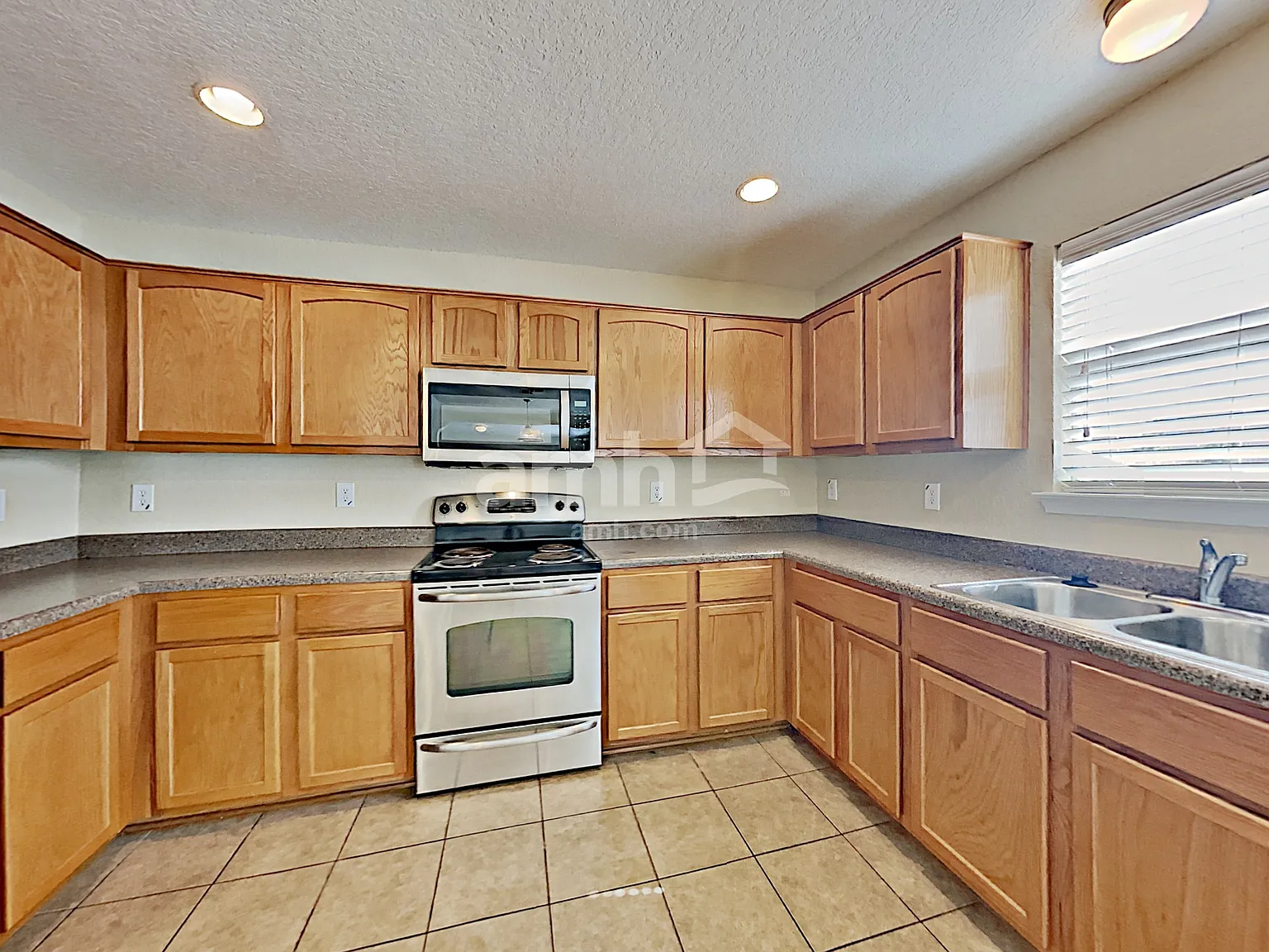4 bed, 2.5 bath, 2485 sqft, $1,950 — Photo 3
