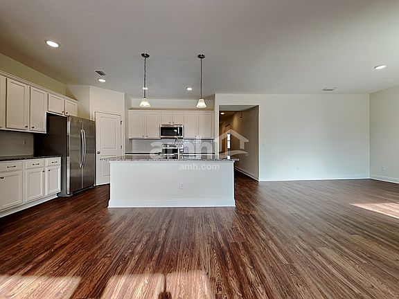 3rd image of 71 Banyan Forest Dr