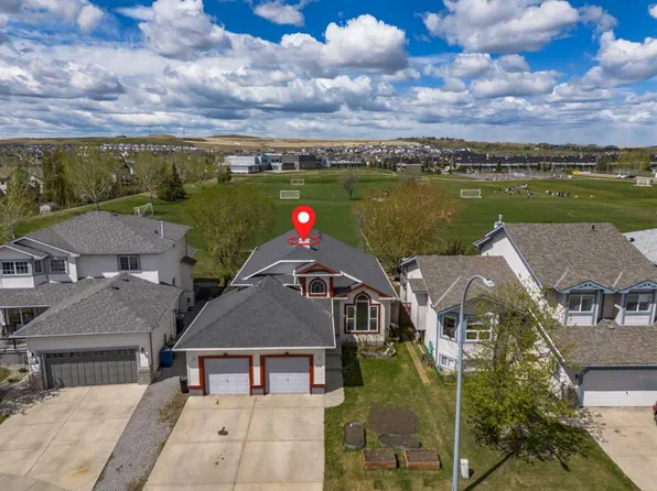38 E Canoe Cir SW, Airdrie, AB T4B 2L6