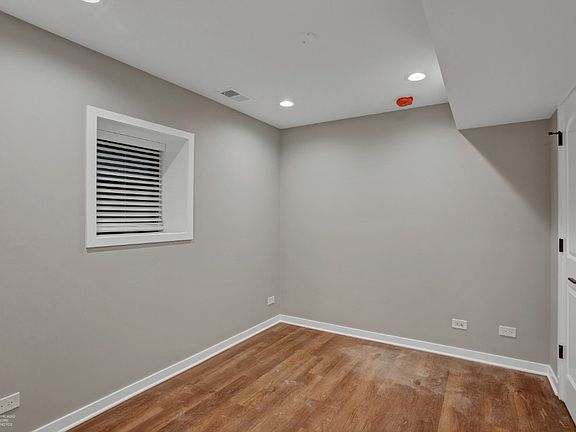 4th image of 1348 W Bryn Mawr Ave #B