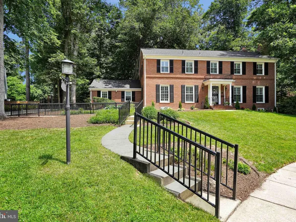 8709 Eaglebrook Ct, Alexandria, VA 22308