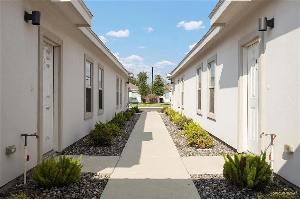 3 bed, 2.0 bath, 1068 sqft, $1,100 — Photo 2