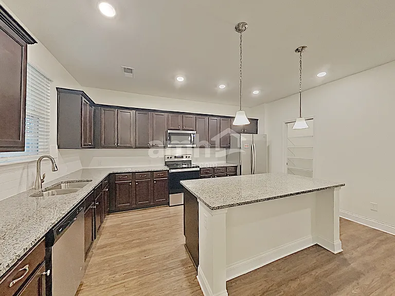 331 Elmhurst Dr — Photo 8