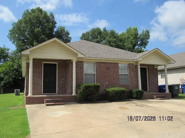 3 bed, 2.0 bath, 1060 sqft, $1,300 — Photo 1