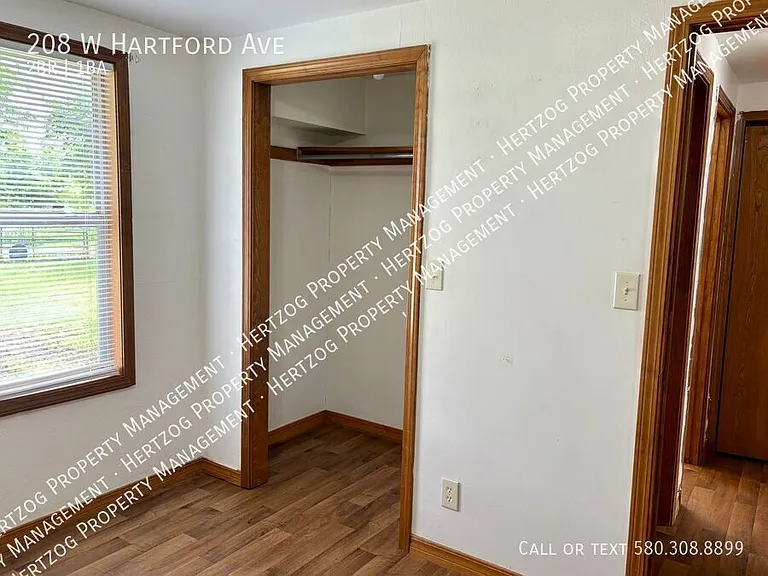 208 W Hartford Ave — Photo 16