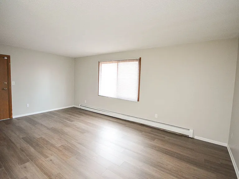 405 24th St NE — Photo 3