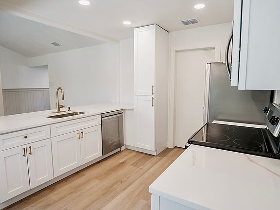 4th image of 10351 Aristocrat St