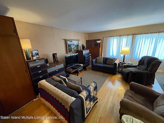 4th image of 221 Barlow Ave