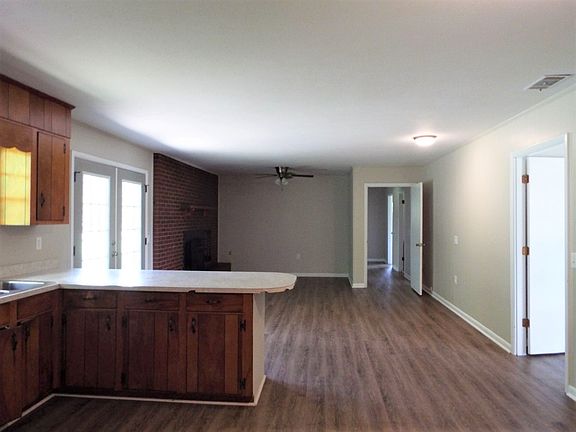 Kithen/den w/fireplace