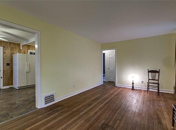 4th image of 28 W Pocahontas Ln