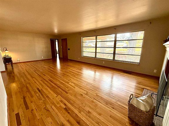 4th image of 725 Edgewood Dr