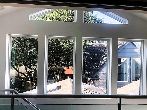 5th image of 2809 Dyer St