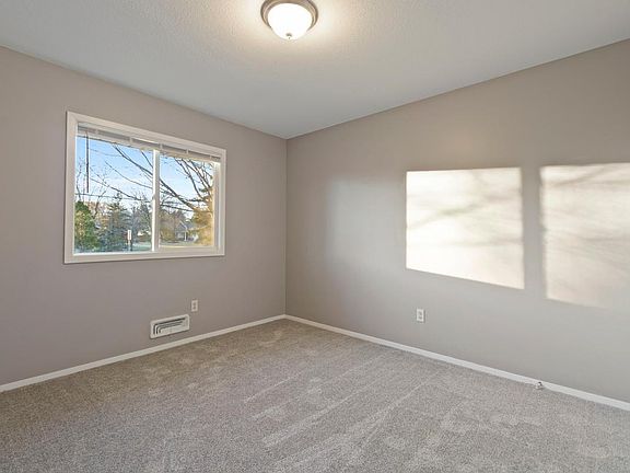 4th image of 1076 Sibley St S