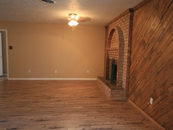 3rd image of 1900 Weeden Dr