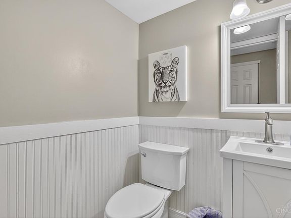 3rd image of 831 Massachusetts Dr