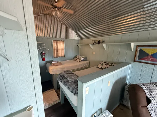 101 E Bay Ave, Seadrift, TX 77983