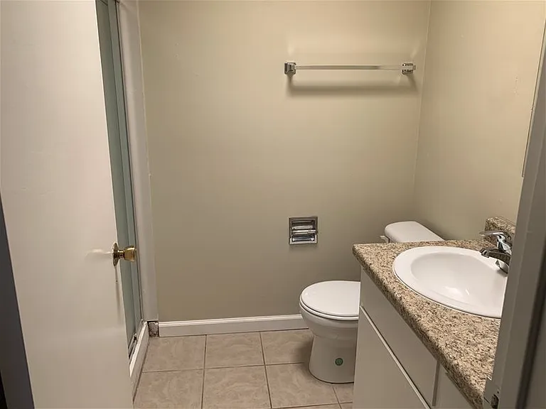 707 Hawthorne Ln — Photo 8