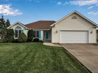 6163 Blossom Ct, East Amherst, NY 14051
