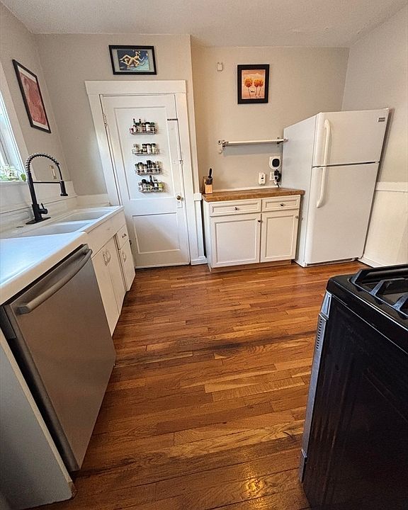 1st image of 42 Waterhouse St #2