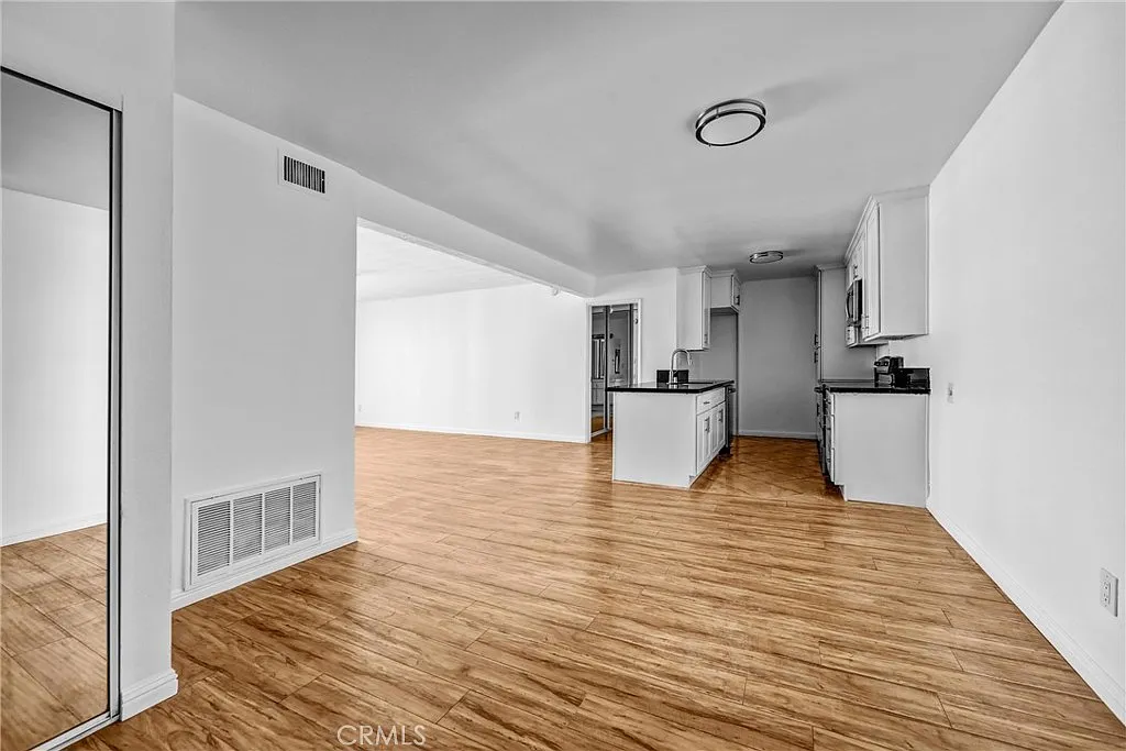 Building Photo - 5334 Lindley Ave #319