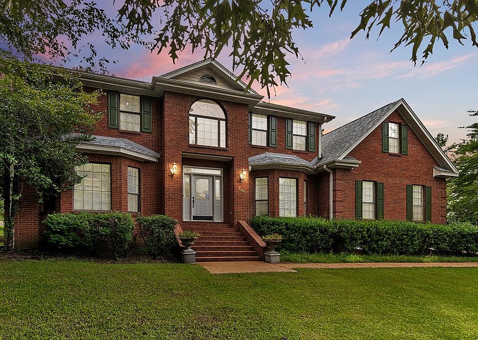 1st image of 785 Shady Oaks Cir