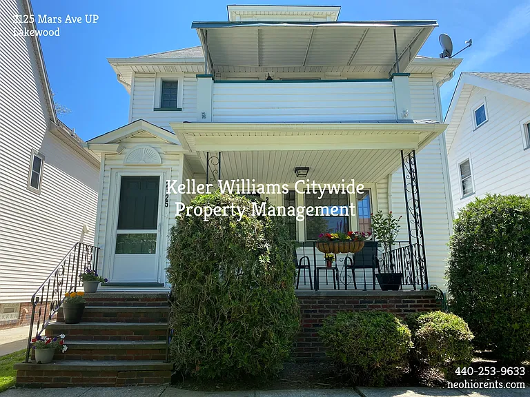 3 bedroom with a den 2 full bath up unit in Lakewood — Photo 29