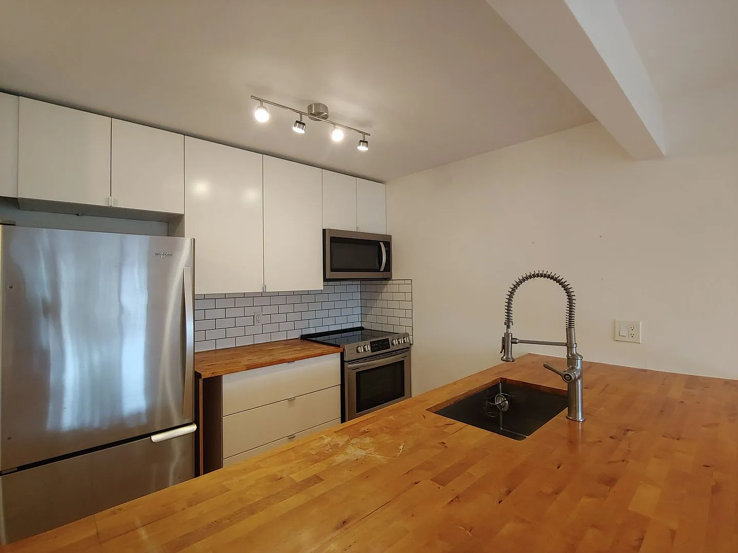 Spacious 1-Bedroom Rental with Parking — Photo 4