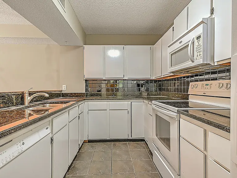 109 Beechnut St #7 — Photo 26