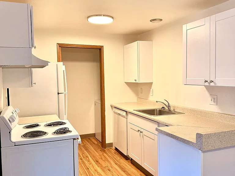 Eastway Circle Apartments — Photo 2