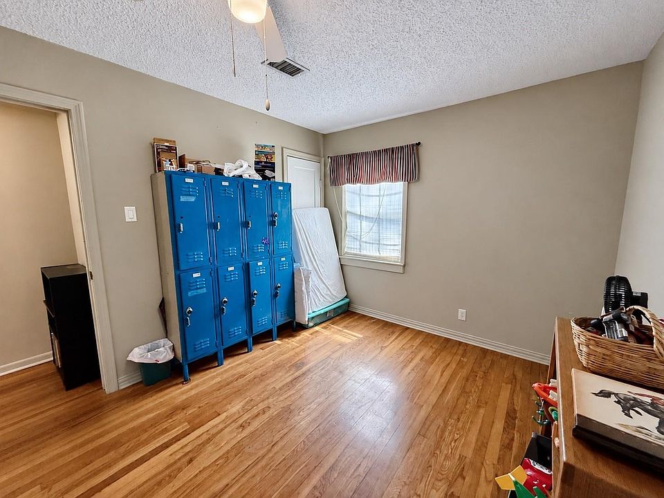 13th image of 409 Oak Dr
