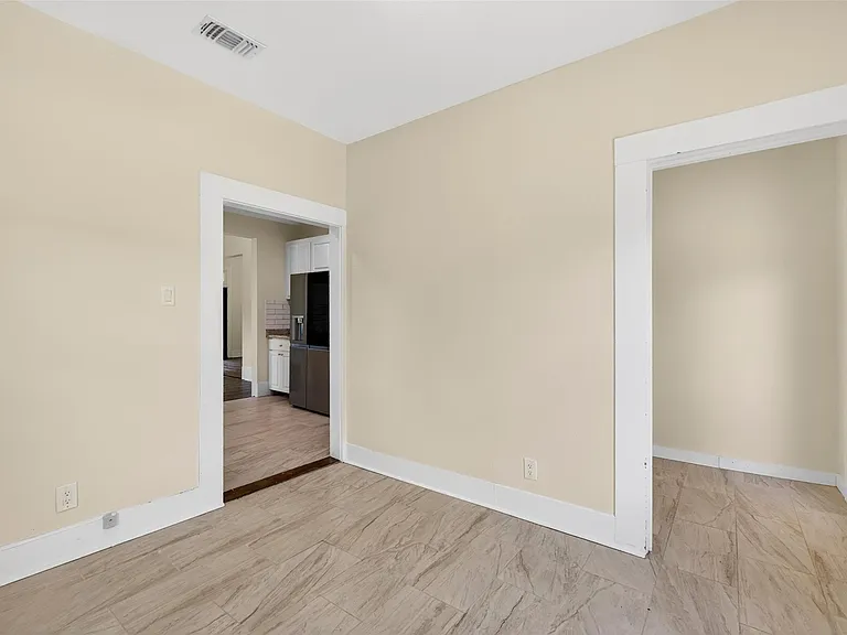 529 W Clark St — Photo 11