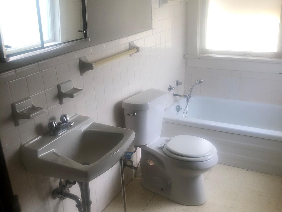 2nd image of 545 Watervliet Ave #1