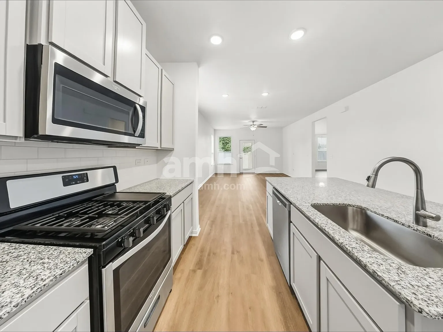3 bed, 2.0 bath, 1446 sqft, $1,770 — Photo 3