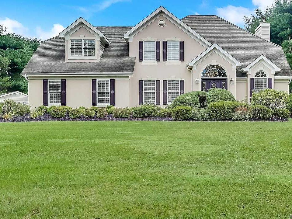 1st image of 10 Greenwood Ln