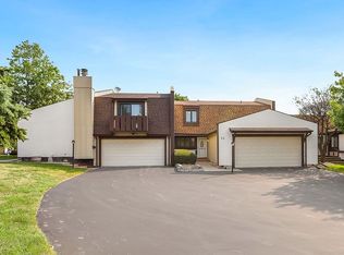 43 Westwood Ct, Indian Head Park, IL 60525