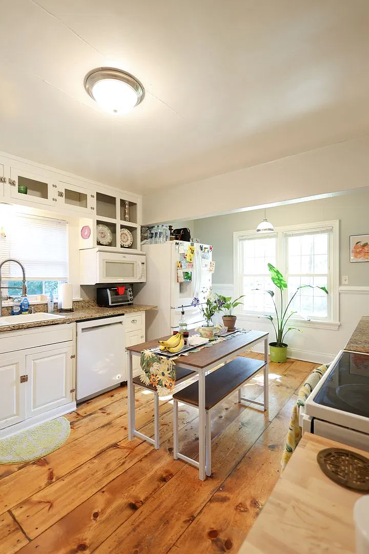 Charming 4BR/2BA Home Near MSU Huge Bedrooms, Fenced Yard + Off-Street Parking! — Photo 1