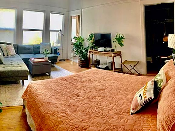 5th image of 3565 Fillmore St APT 104